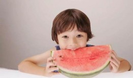 娱乐718吃瓜蜡笔小姜,蜡笔小姜吃瓜背后的故事